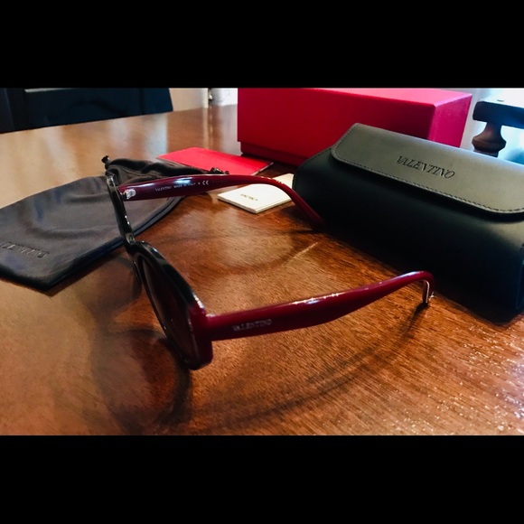 Beautiful authentic Valentino Burgandy Tortoise Shell Sunglasses-New in Box - Picture 8 of 16
